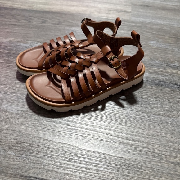 Wonder Nation Sandals - Picture 2 of 3